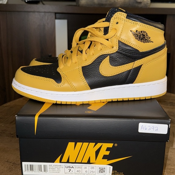 Nike Air Jordan 1 Retro Black and Yellow - Picture 1 of 4